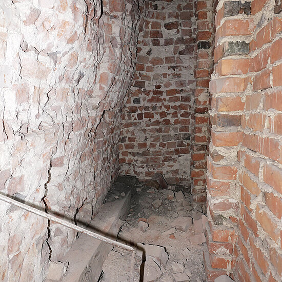 Während der Risssanierung im Schiff Südseite, wurde ein bisher verborgener Hohlraum zwischen Innen,- u. Außenwand von 1,20 m Tiefe festgestellt.