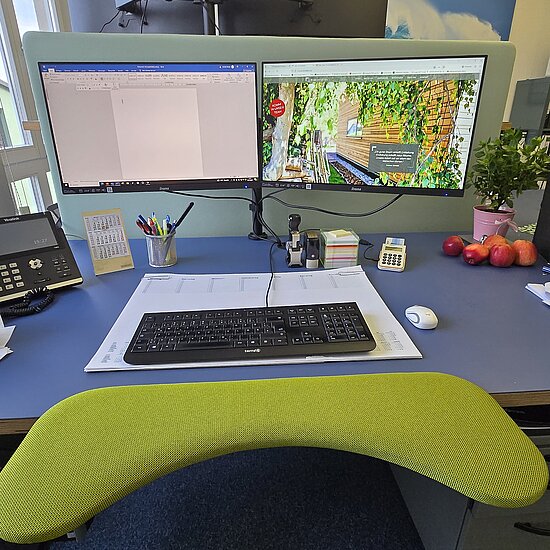 Eine akustische Trennwand um Geräusche zu reduzieren und eine Handablage zur Förderung der richtigen Handgelenksposition. 