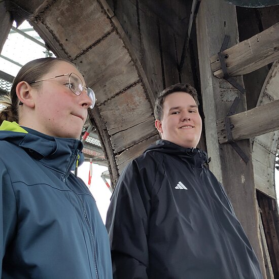 Unser Auszubildende und unsere Praktikantin gehen mit Frau Rohde zur Bauberatung auf den Ribnitzer Kirchturm